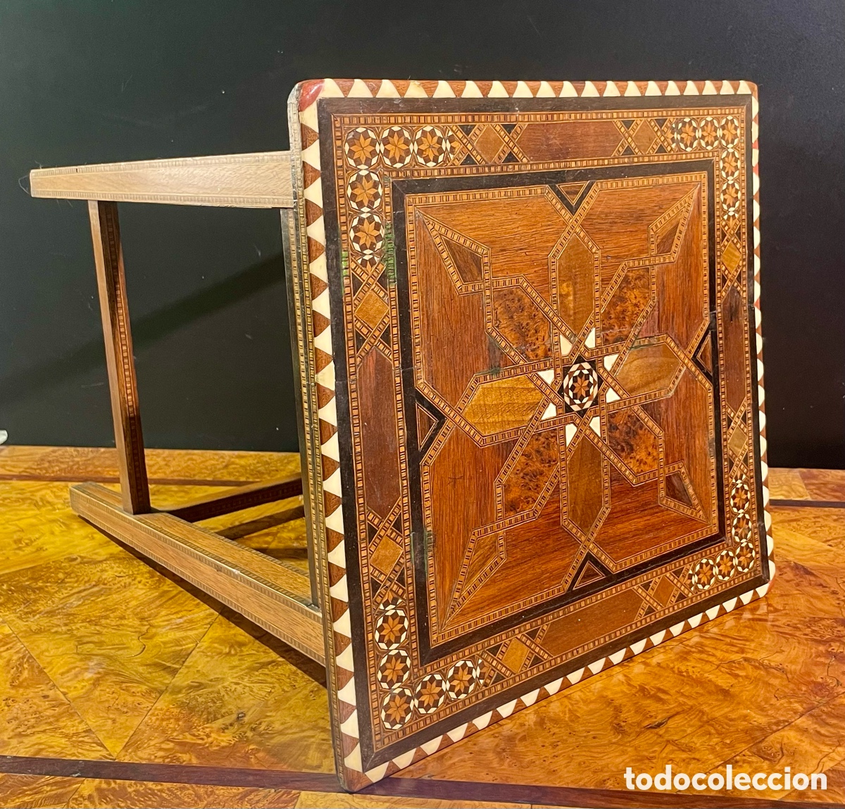 Antig&uuml;edades: Mesa con Incrustaciones de Hueso