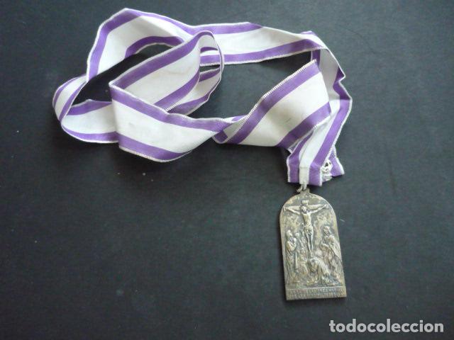 Antiques: OBRA DE LAS TRES MARIAS ANTIGUA MEDALLA 3 X 6 CM JUAN B. MAURA CON CINTA