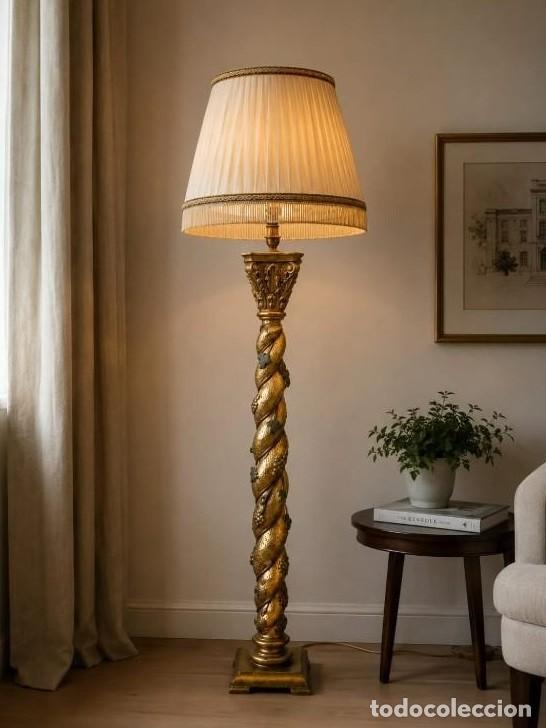 Antiguidades: Columna salom&oacute;nica estilo Barroco. L&aacute;mpara de pie antigua en pan de oro estilo Luis XV.