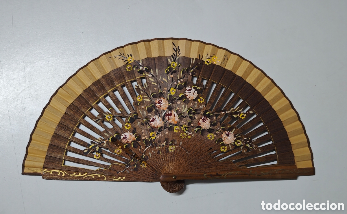 Antig&uuml;edades: ​Abanico antiguo de madera pintado a mano. Firmado Ricardo. Flores. 20 cm (Leer descripci&oacute;n)