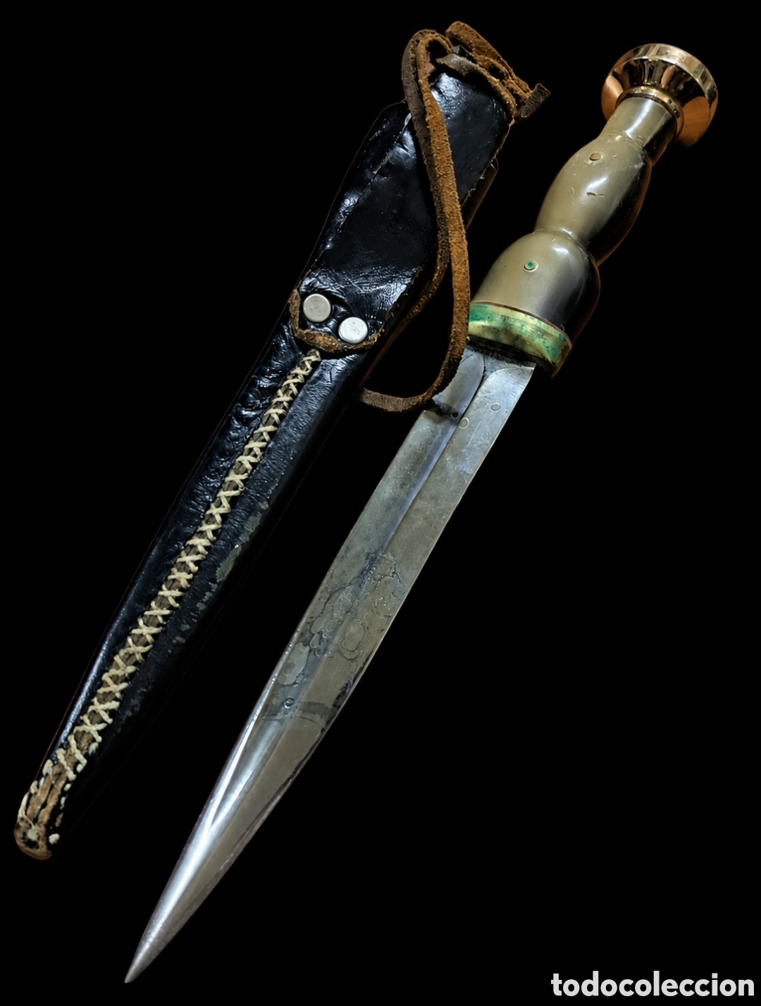 Antig&uuml;edades: Daga con empu&ntilde;adura de gema serpentina o jade nefrita con su funda de cuero a&ntilde;os 20.