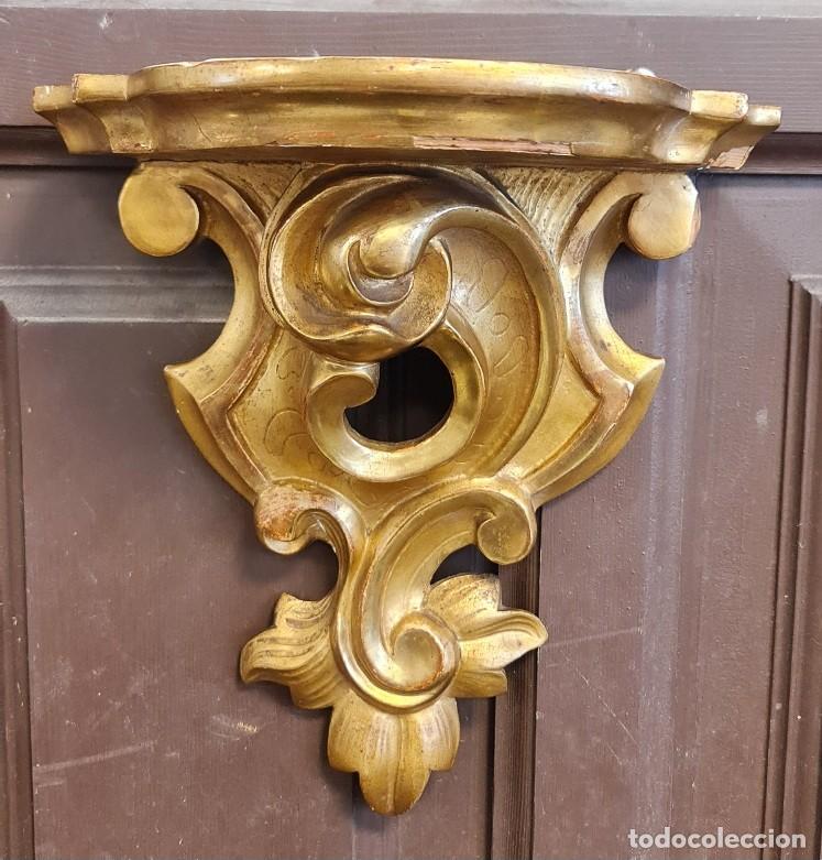 Antig&uuml;edades: M&eacute;nsula de pared antigua estilo Luis XV en madera tallada y pan de oro, con hoja de acanto.