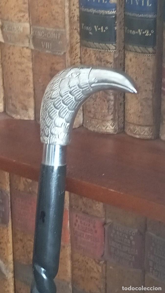 Antiguidades: Bast&oacute;n con mango con figura de cabeza de aguila.