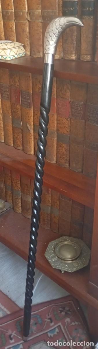 Antig&uuml;edades: Bast&oacute;n con mango con figura de cabeza de aguila. - Foto 2