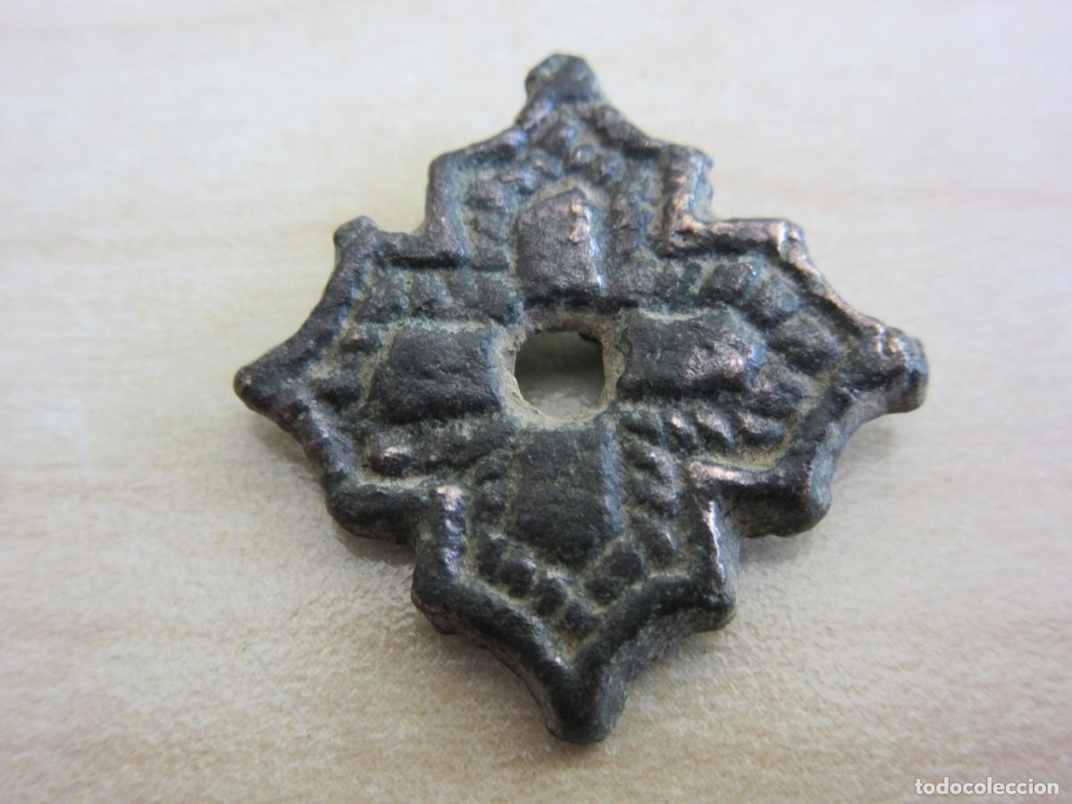 Antig&uuml;edades: Bonito remache ornamental de bronce medieval decorado con cruz Medidas aprox 1,6 cm