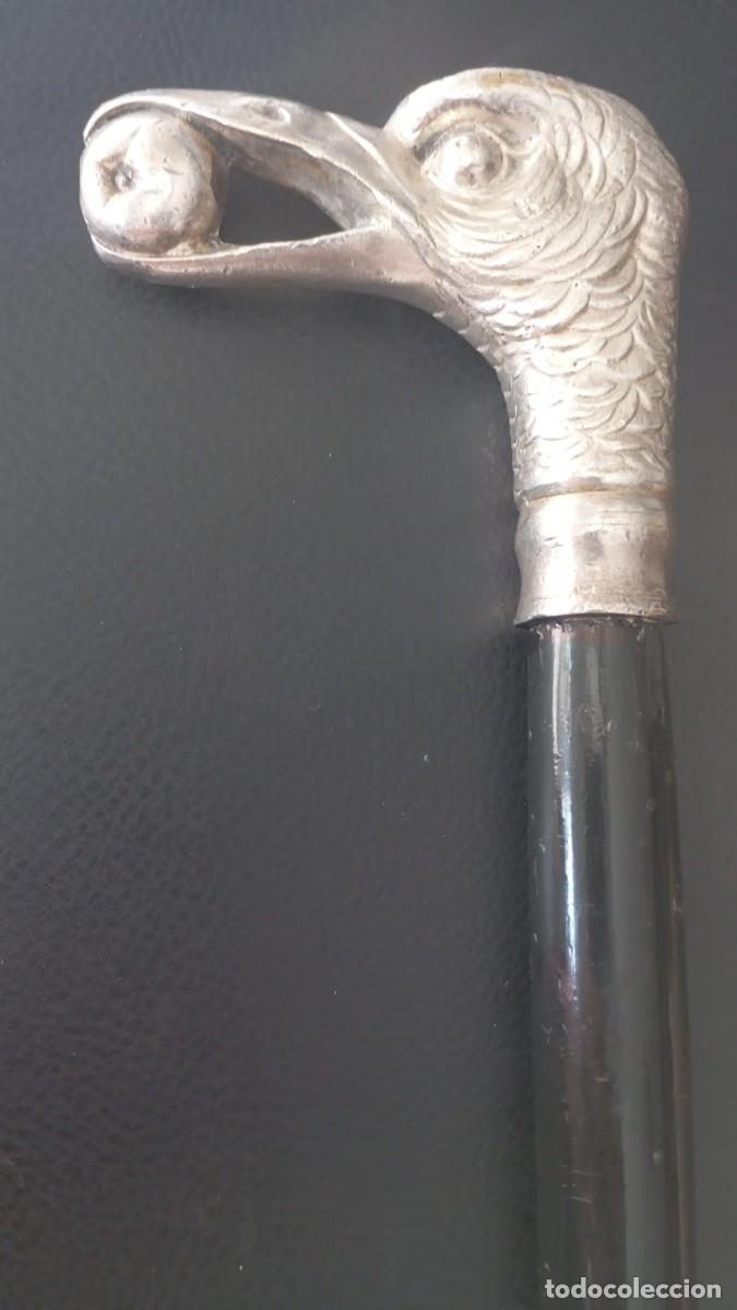Antiques: Bast&oacute;n con mango con figura de gabiota con semilla. Metal plateado repujado.