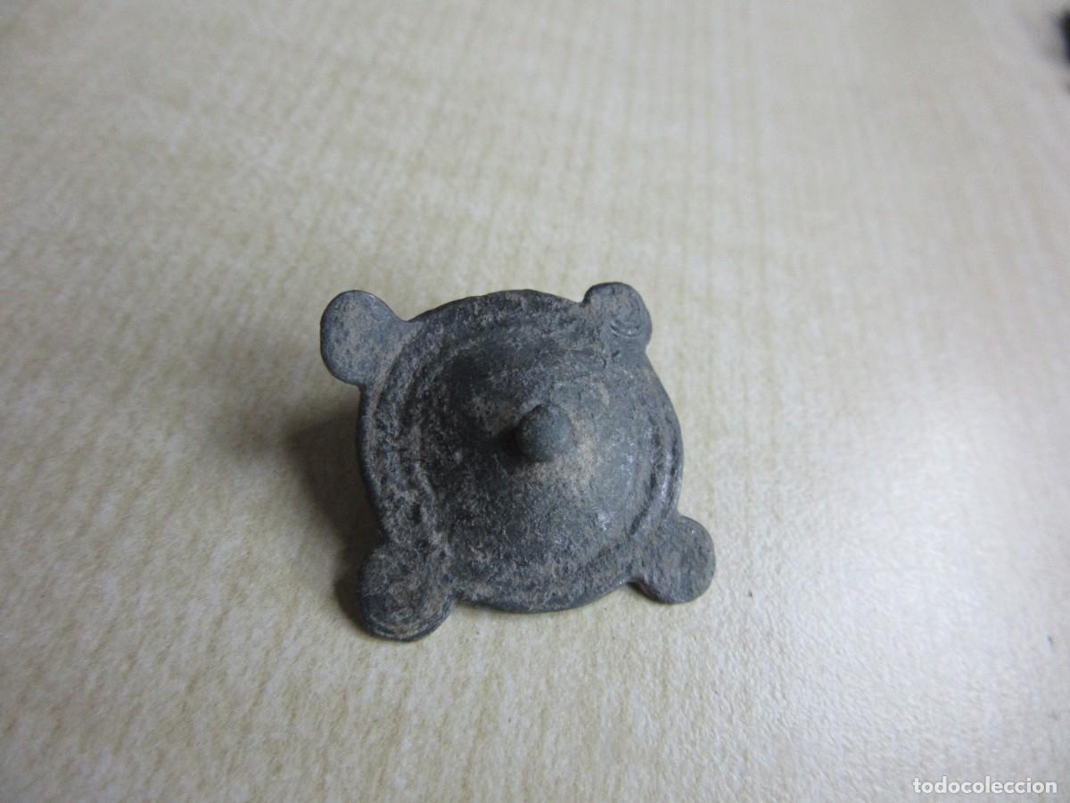 Antig&uuml;edades: Remache ornamental de bronce medieval o romano Decorado c&iacute;rculos Medidas 2,2 cm