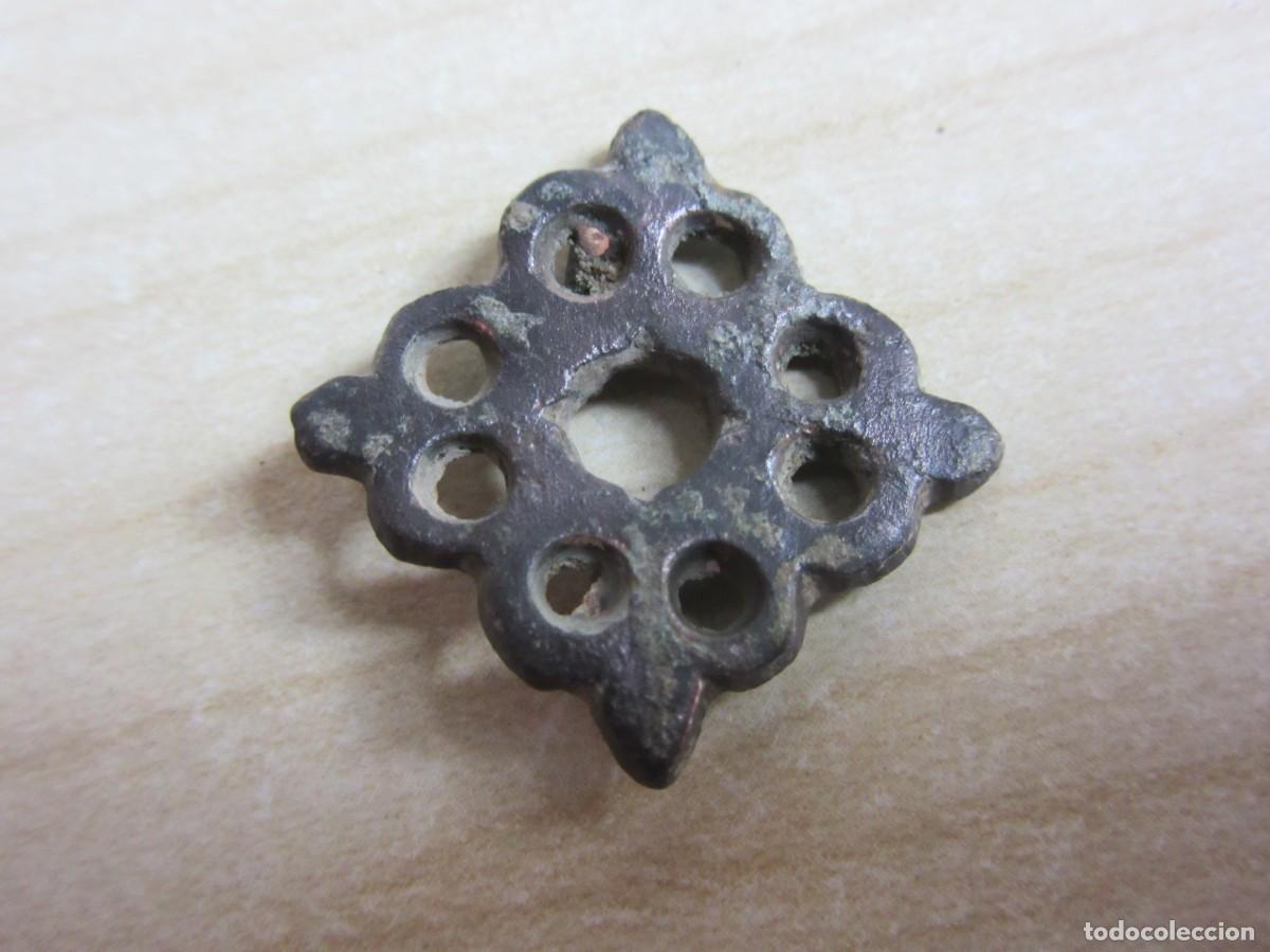Antig&uuml;edades: Remache ornamental de bronce medieval con flores de lis Medidas 1,8 cm