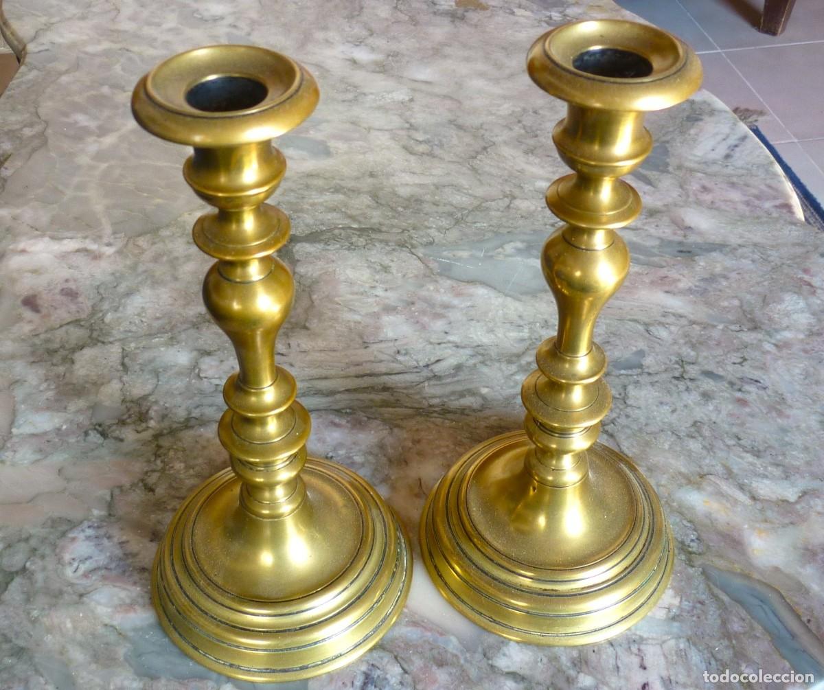 Antig&uuml;edades: Pareja de Candelabros de Bronce Antiguo. - Foto 1