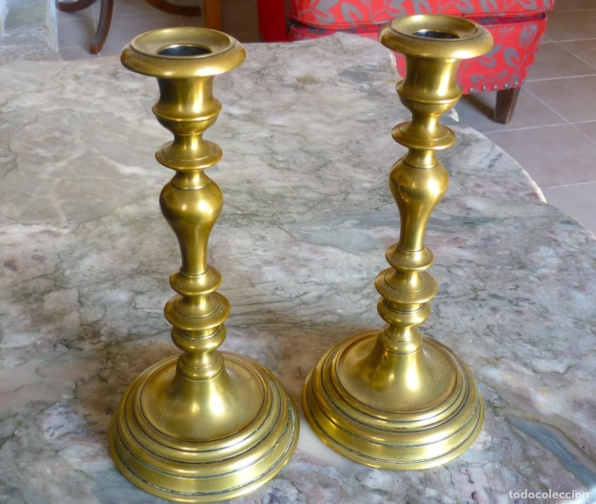 Antig&uuml;edades: Pareja de Candelabros de Bronce Antiguo. - Foto 2