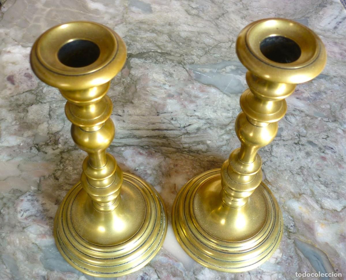 Antig&uuml;edades: Pareja de Candelabros de Bronce Antiguo. - Foto 3
