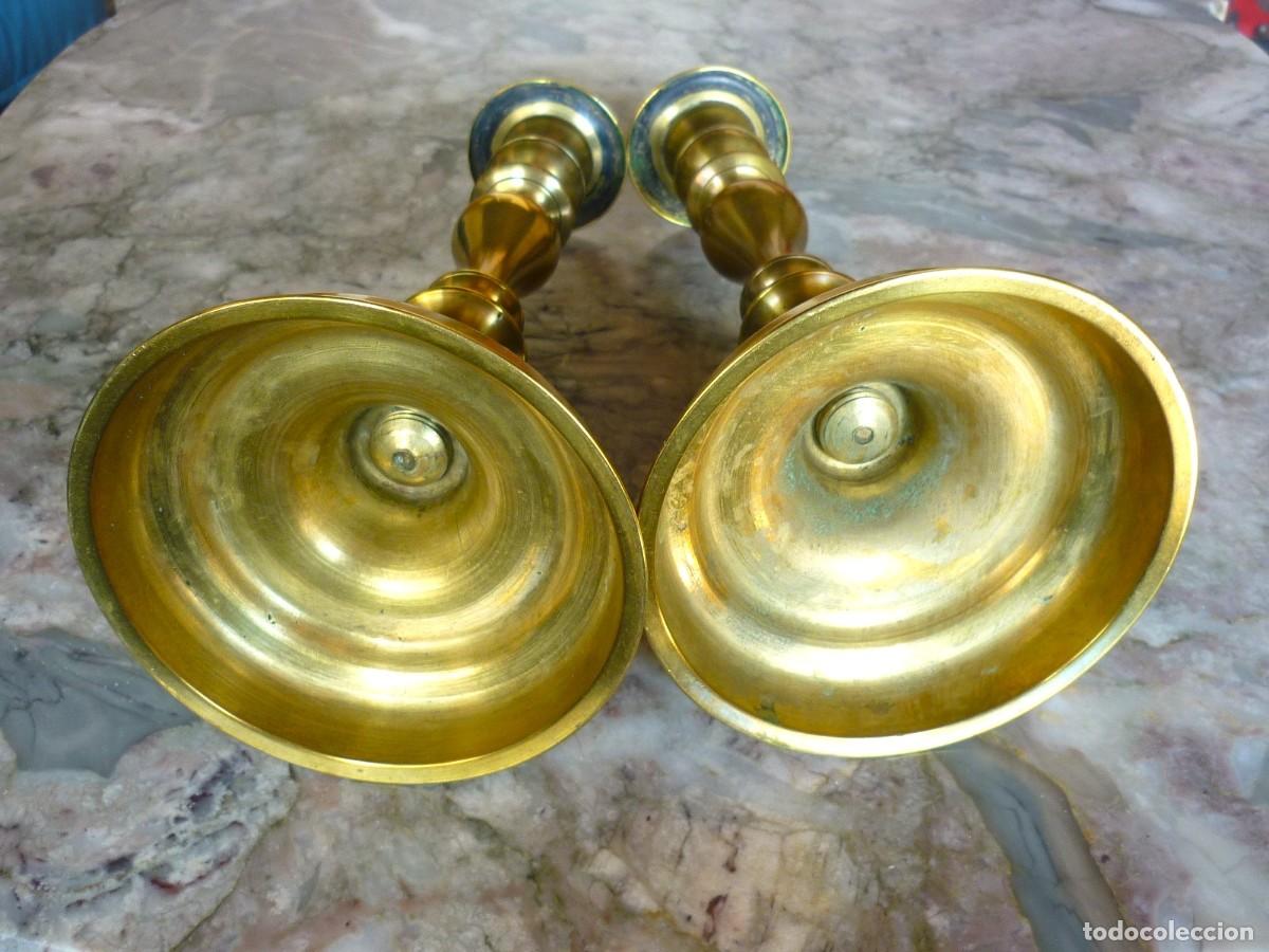 Antig&uuml;edades: Pareja de Candelabros de Bronce Antiguo. - Foto 4