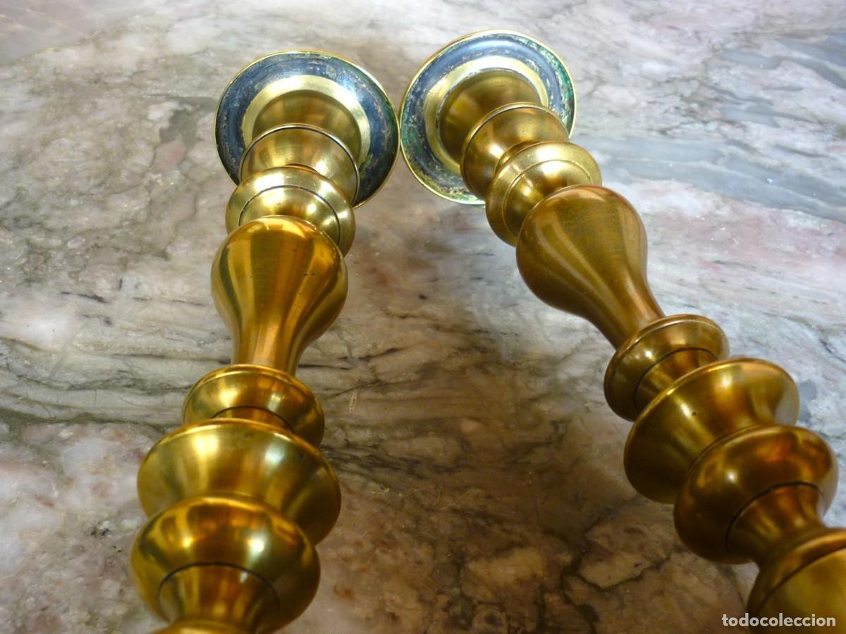 Antig&uuml;edades: Pareja de Candelabros de Bronce Antiguo. - Foto 5