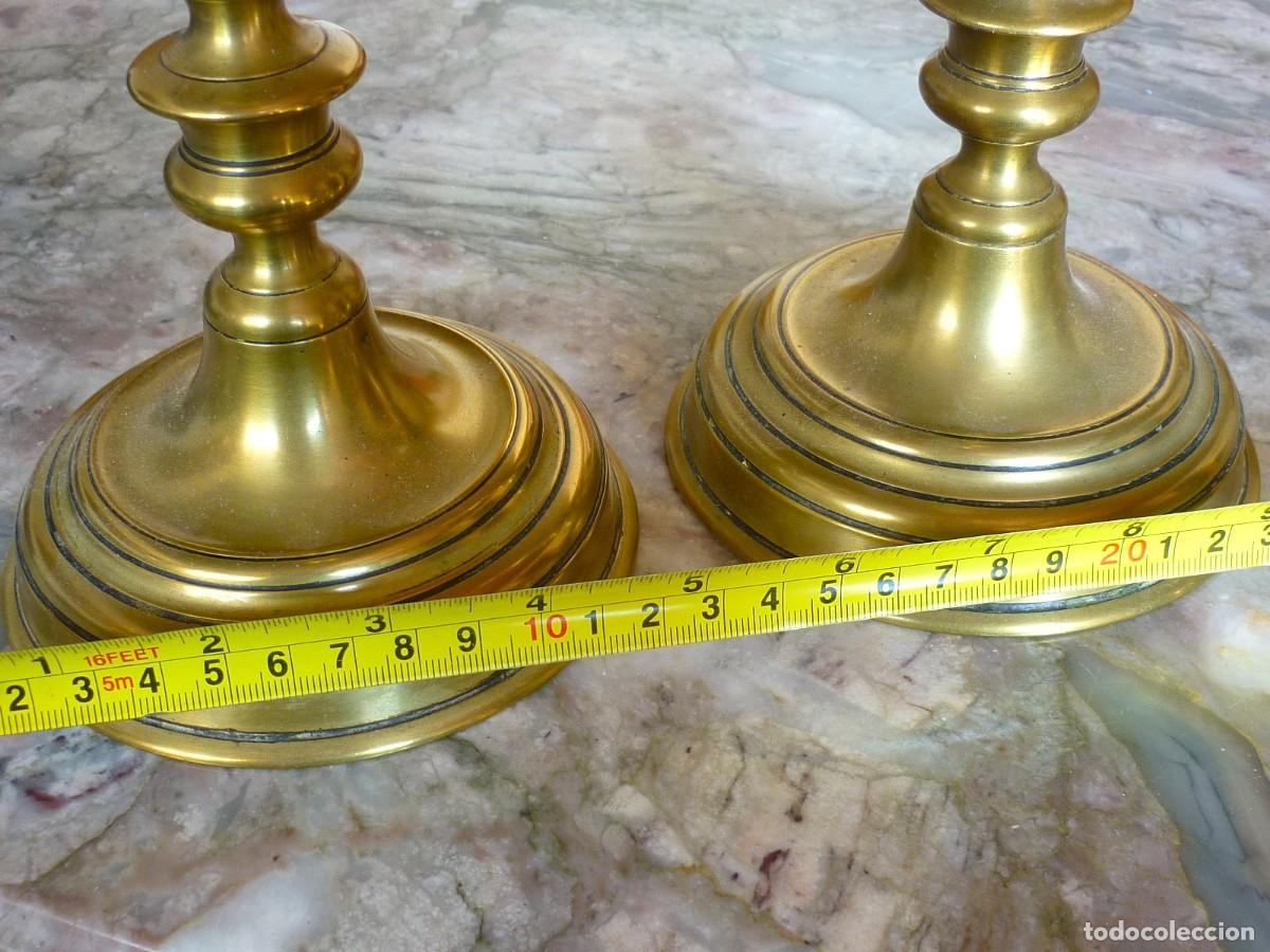 Antig&uuml;edades: Pareja de Candelabros de Bronce Antiguo. - Foto 6