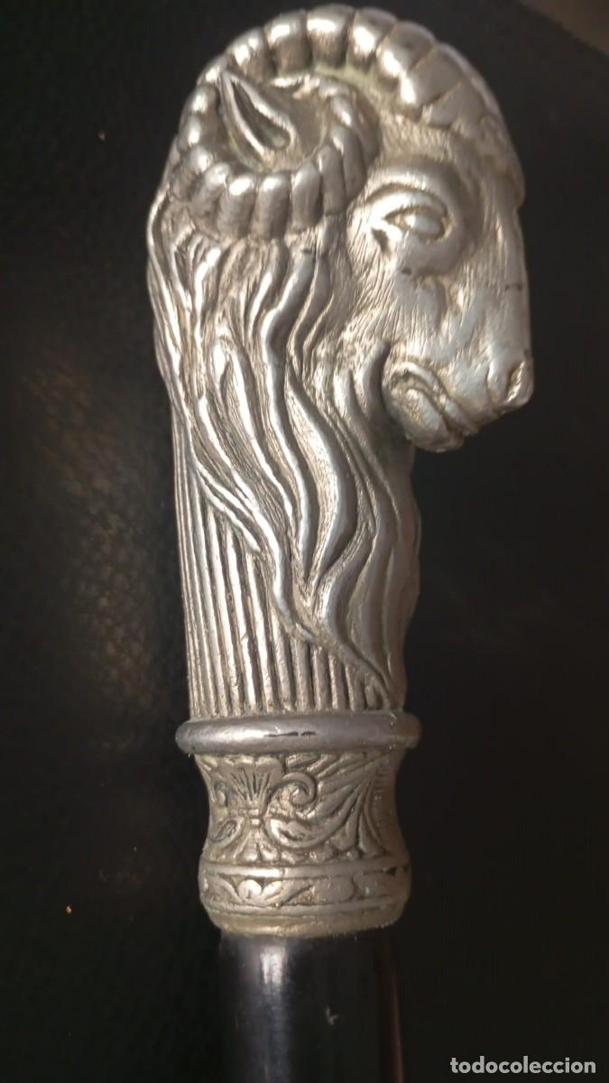 Antiques: Elegante bast&oacute;n con preciosa empu&ntilde;adura de carnero de metal.
