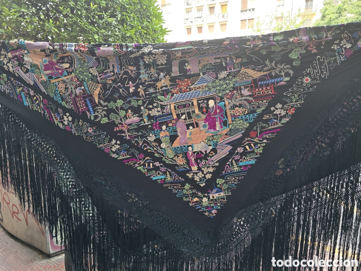 Antiguidades: ESPECTACULAR GRAN MANT&Oacute;N DE MANILA CON MOTIVOS ASI&Aacute;TICOS BORDADOS 160X160 + 40 FLECOS PESO 2.200 GR