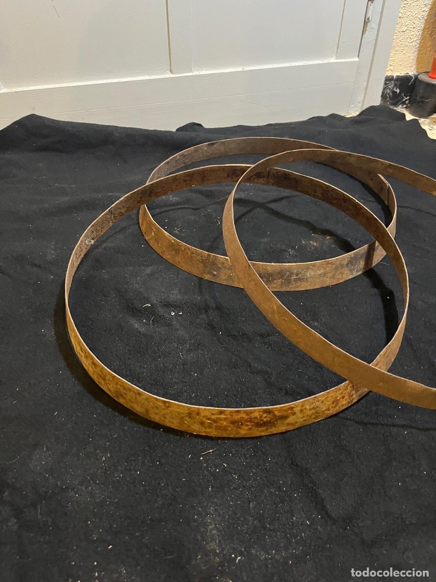 Antig&uuml;edades: Lote de 3 aros met&aacute;licos antiguos para bota de vino o tonel &ndash; Toneler&iacute;a tradicional &ndash; Restauraci&oacute;n y