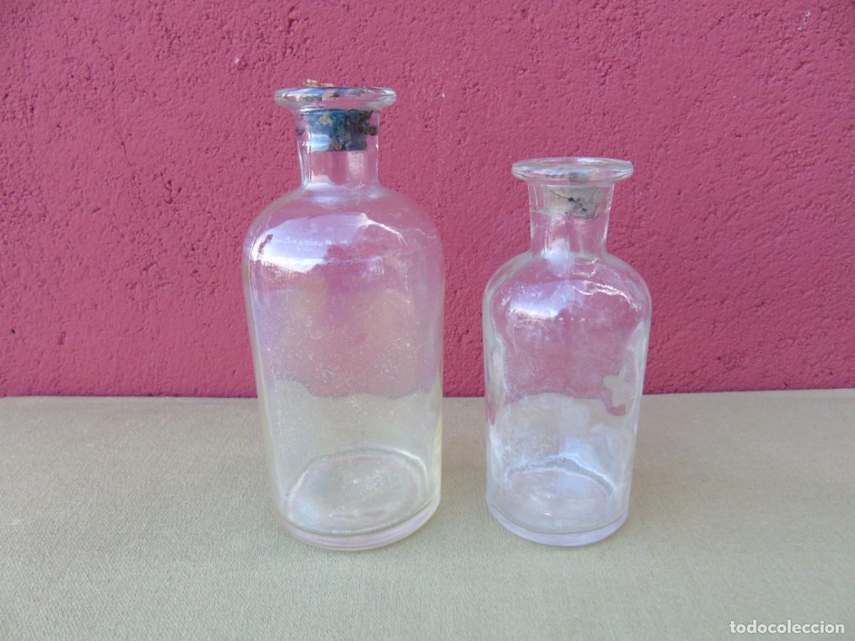 Antig&uuml;edades: PAREJA DE BOTELLAS DE FARMACIA DE VIDRIO O CRISTAL, TRANSPARENTE.