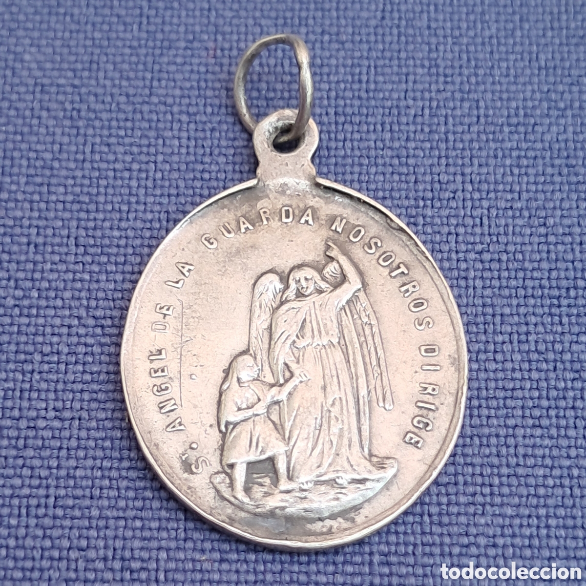 Antiquit&auml;ten: Antigua medalla de plata del Santo &Aacute;ngel de la Guarda, Jes&uacute;s y Mar&iacute;a, circa 1920