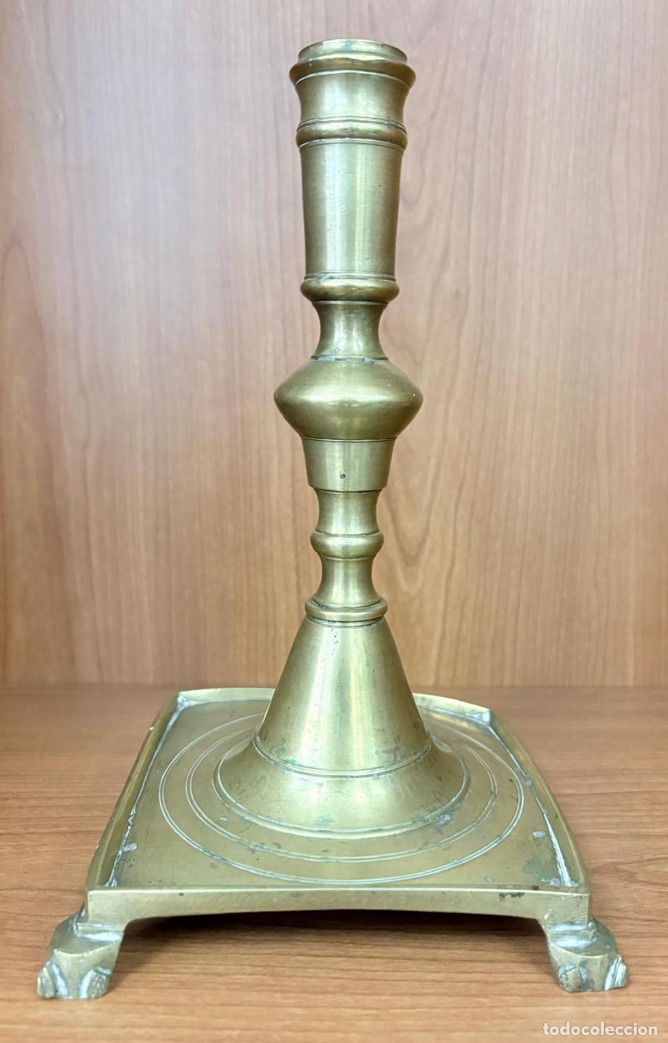 Antig&uuml;edades: CANDELERO DE ALTAR EN LAT&Oacute;N FUNDIDO SOBRE BASE CUADRADA. ESPA&Ntilde;A, SIGLO XIX