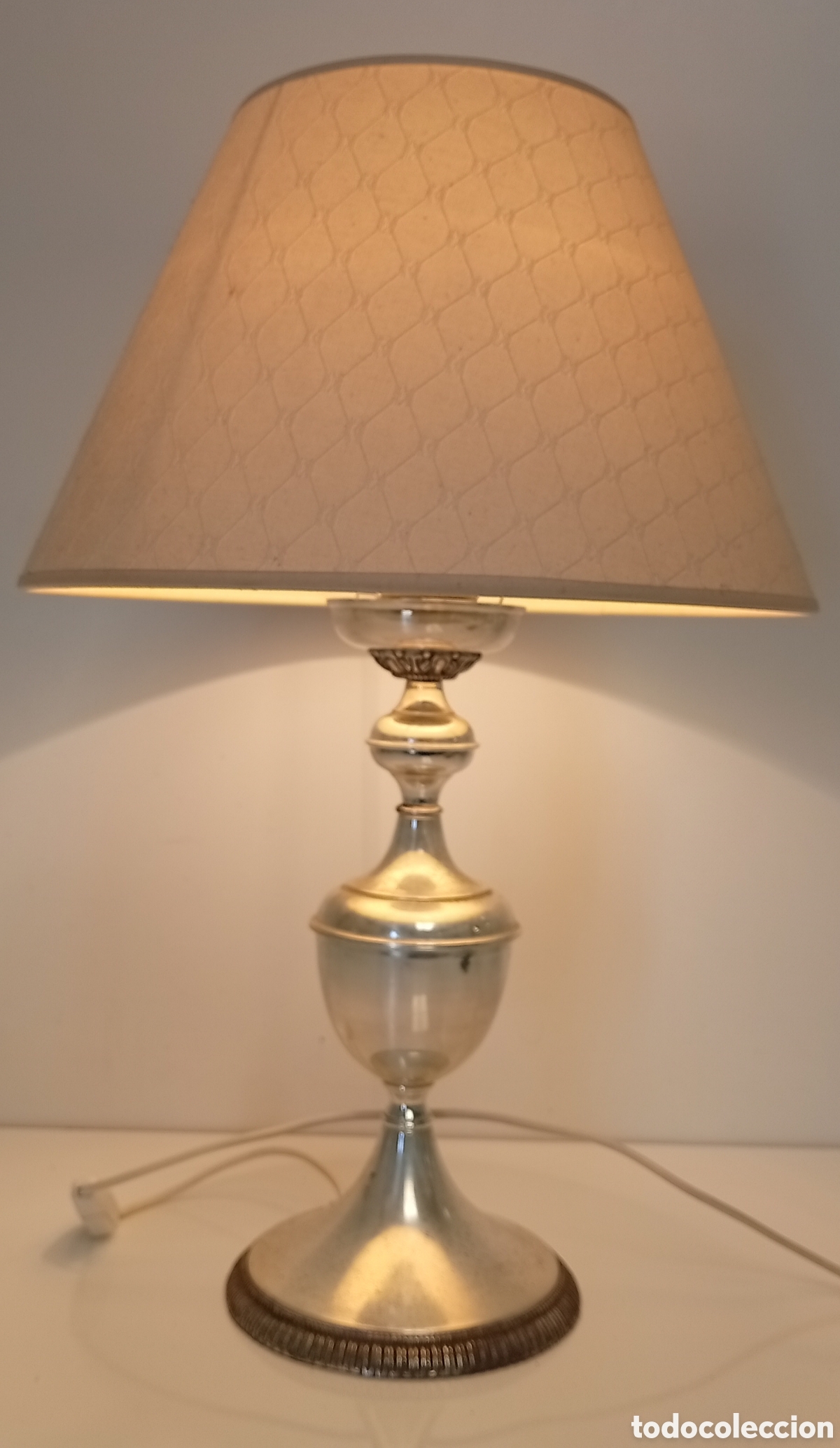 Antig&uuml;edades: .LAMPARA DE MESA PLATEADA Y BEIGE - Foto 1