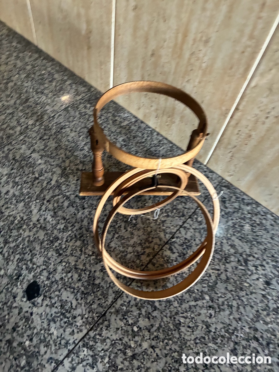 Antig&uuml;edades: Antigua pieza de costura: Bastidor de mesa en madera torneada + juego de aros intercambiables