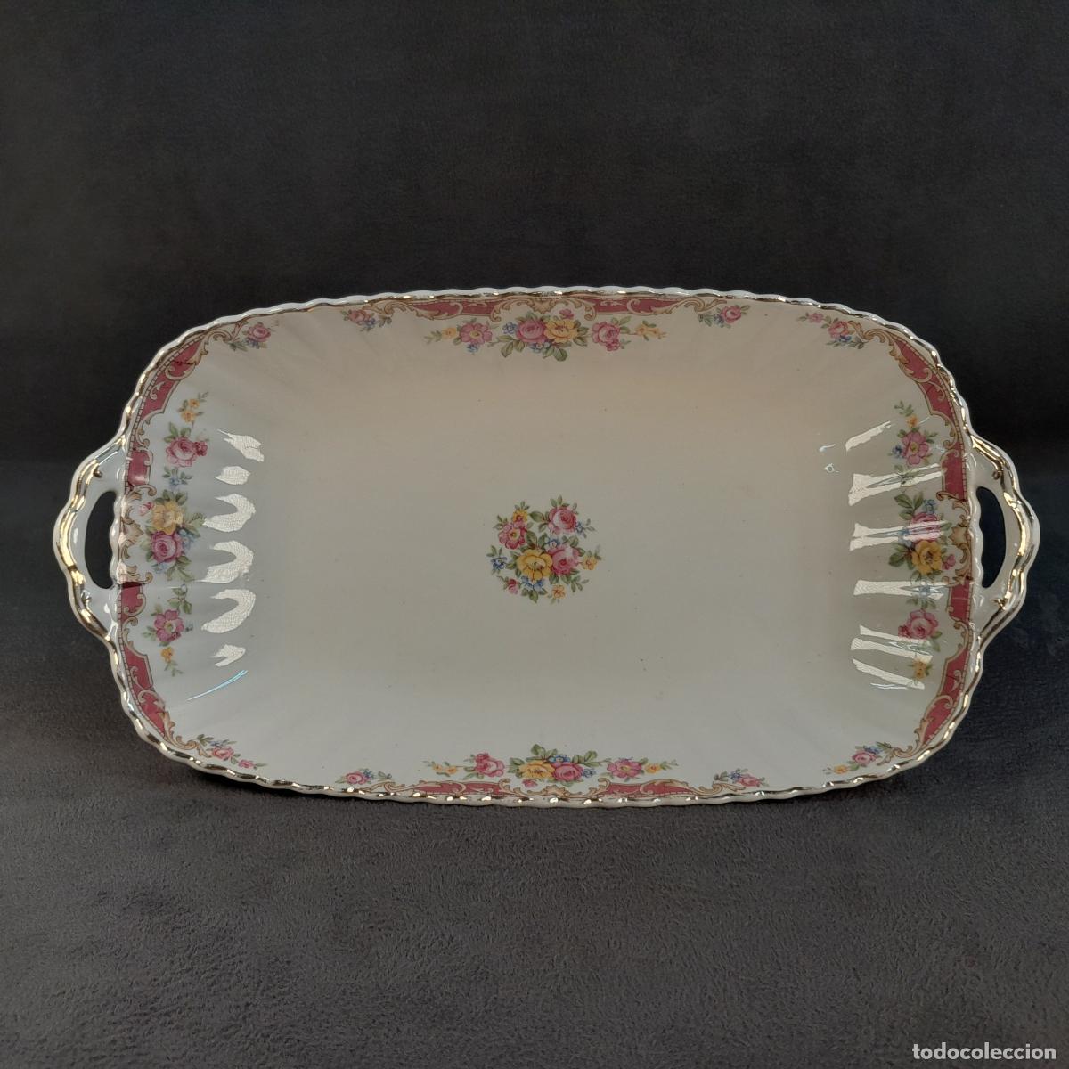 Antig&uuml;edades: ANDEJA DE PORCELANA CON ASAS Y DECORACI&Oacute;N FLORAL SANTA CLARA VIGO. SIGLO XX