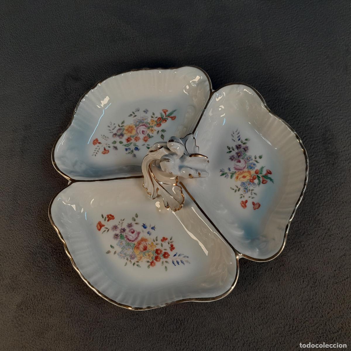 Antiquit&eacute;s: BANDEJA TRIFOLIADA DE PORCELANA CON ASA CENTRAL Y DECORACI&Oacute;N. SIGLO XX