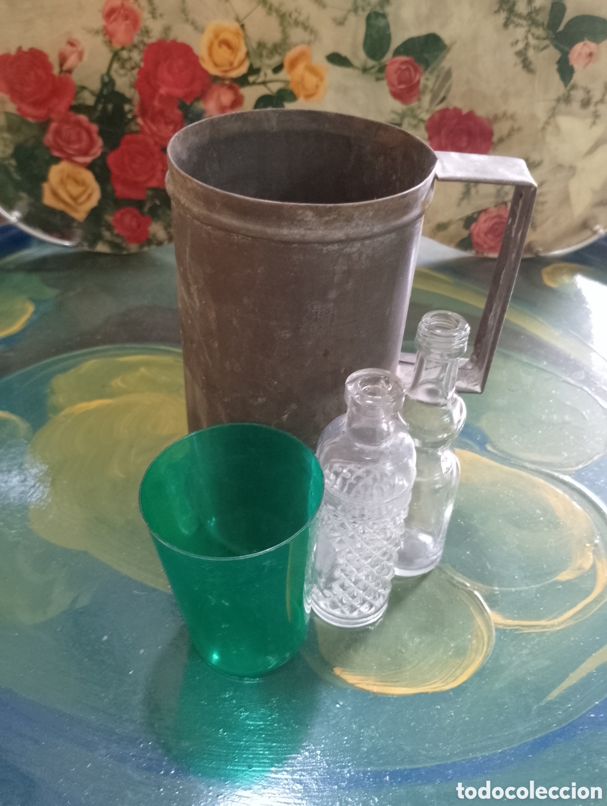 Antig&uuml;edades: Lote antiguo r&uacute;stico: Jarra medidora de chapa, botellas de vidrio y vaso