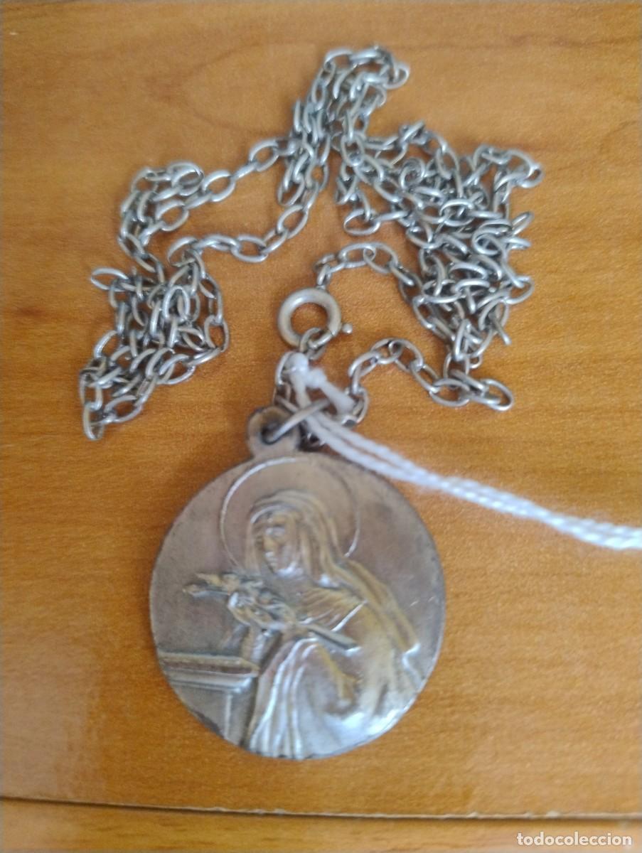 Antiquit&auml;ten: Curiosa cadena de 34 cm con medalla de Santa Rita de 3 cm diametro.