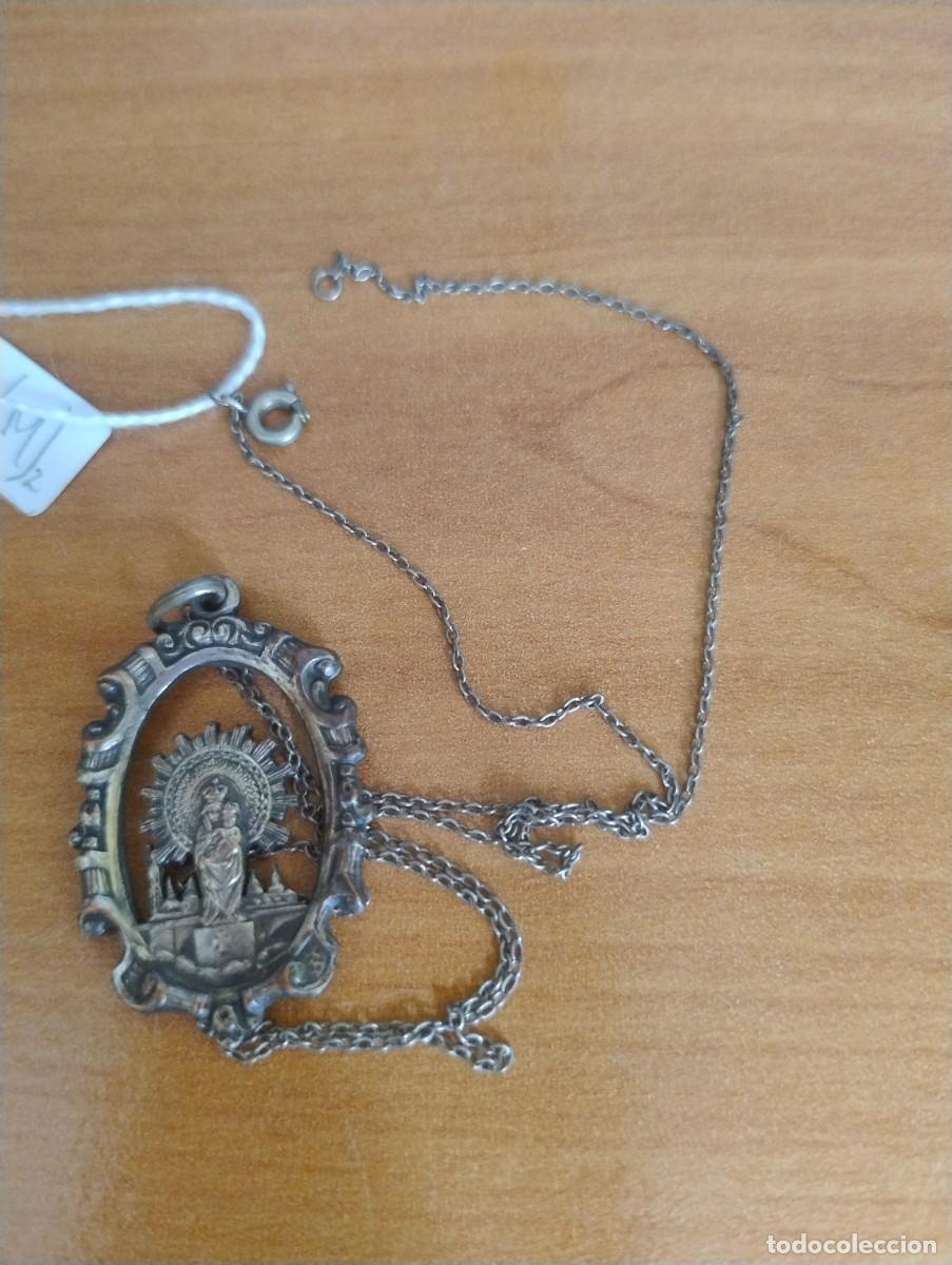 Antig&uuml;edades: Curiosa cadena de 28 cm con medalla de Nuestra Se&ntilde;ora del Pilar de 3,50 x 2 cm