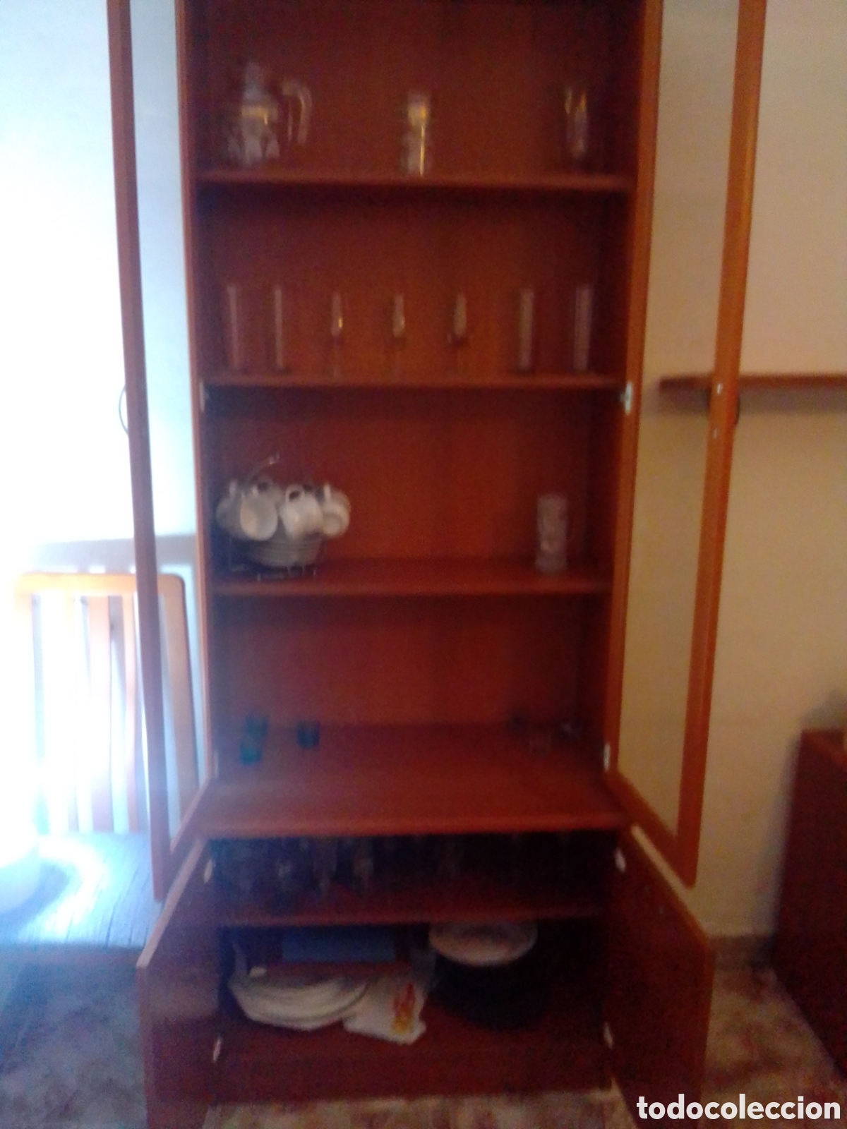 Antig&uuml;edades: Estanter&iacute;a de madera y cristal - Foto 1