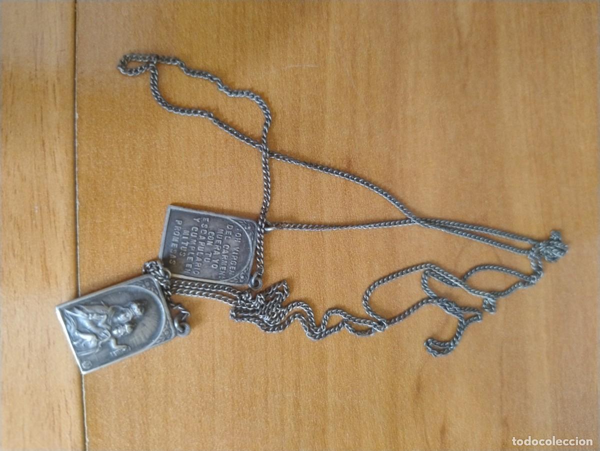 Antiquit&eacute;s: Curioso escapulario met&aacute;lico tipo medalla con cadena Virgen del Carmen y Sagrado Coraz&oacute;n. 30 cm
