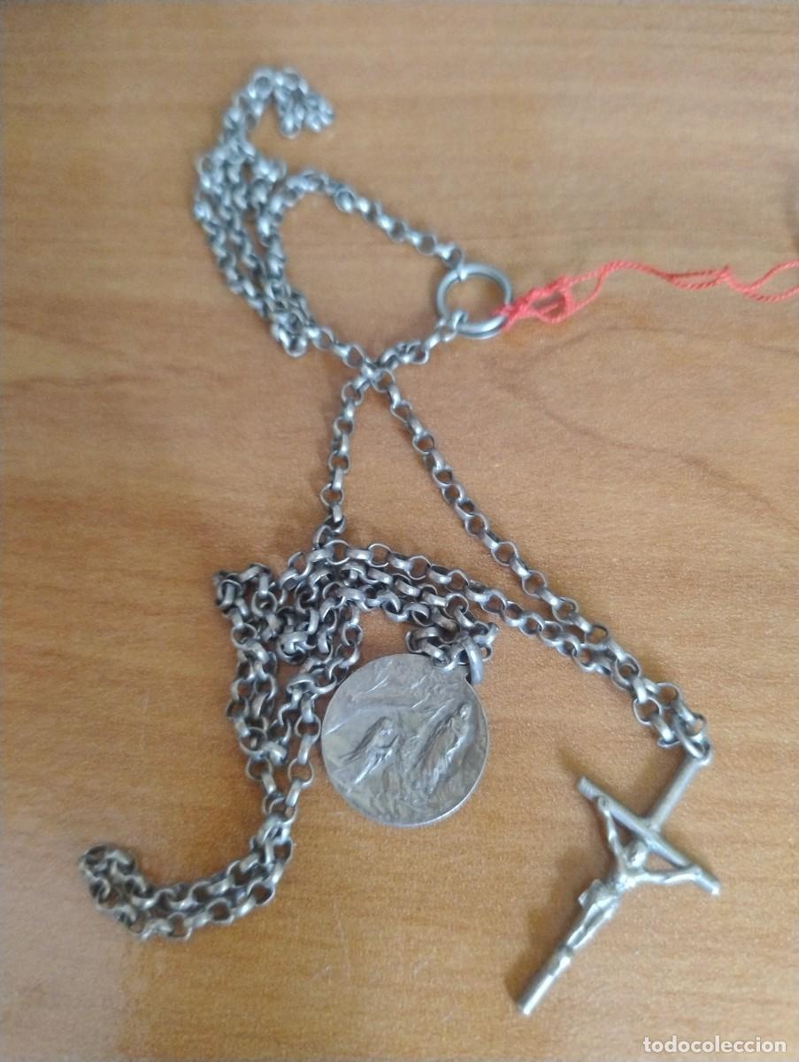 Antiques: Cadena de 35 cm con crucifijo y medalla de la Virgen de Lourdes.