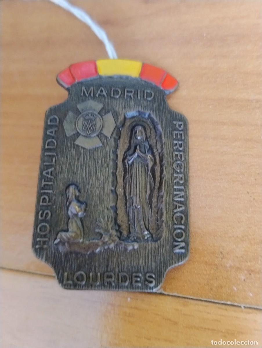 Antiquit&eacute;s: Antigua insignia peregrinaci&oacute;n hospitalidad de Madrid Lourdes. 5,50 x 3,50 cm