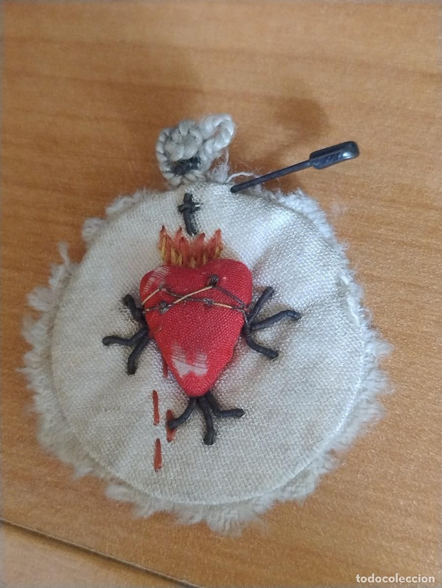 Antiques: Detente antiguo en tela bordado. Sagrado Coraz&oacute;n. Unos 3,50 cm di&aacute;metro