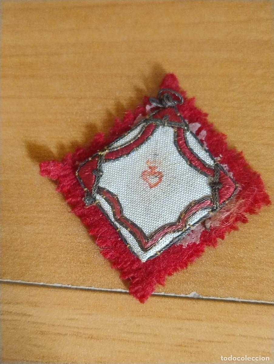 Antiguidades: Detente antiguo en tela el Sagrado Coraz&oacute;n de Jesus est&aacute; contigo . Unos 3 x 3 cm