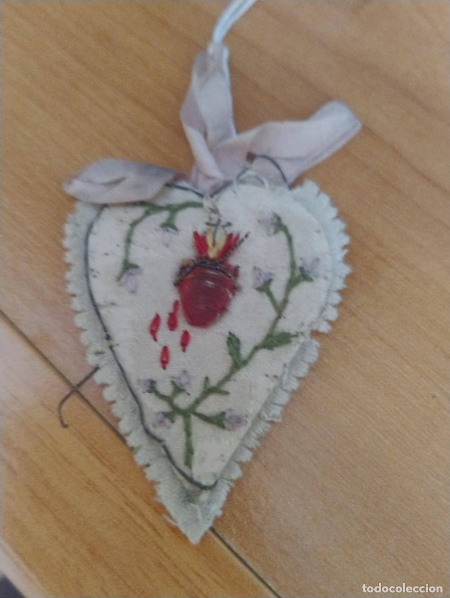Antiguidades: Detente antiguo en tela el Sagrado Coraz&oacute;n de Jesus est&aacute; contigo . Unos 5,50 x 4,50 cm