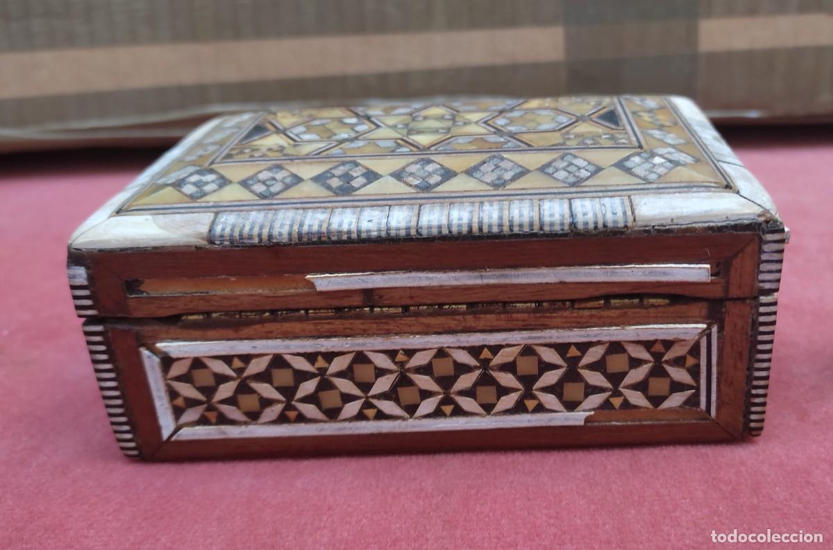 Antig&uuml;edades: caja joyero de madera de taracea - de marqueteria - interior fieltro rojo