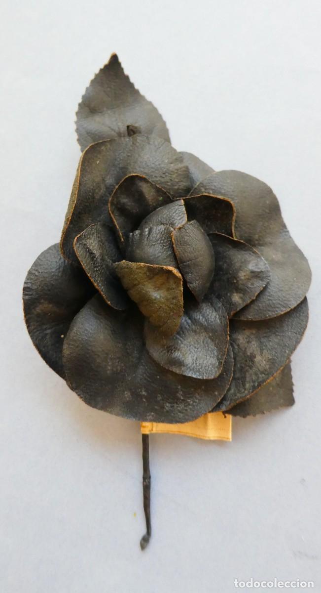 Antig&uuml;edades: ANTIUA FLOR DE CUERO PARA ADORNAR PRENDAS MEDIADOS S.XX