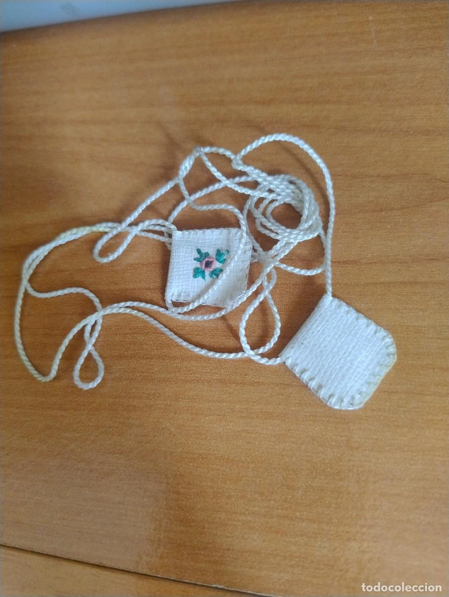 Antig&uuml;edades: Peque&ntilde;o escapulario con flor bordada. - Foto 1