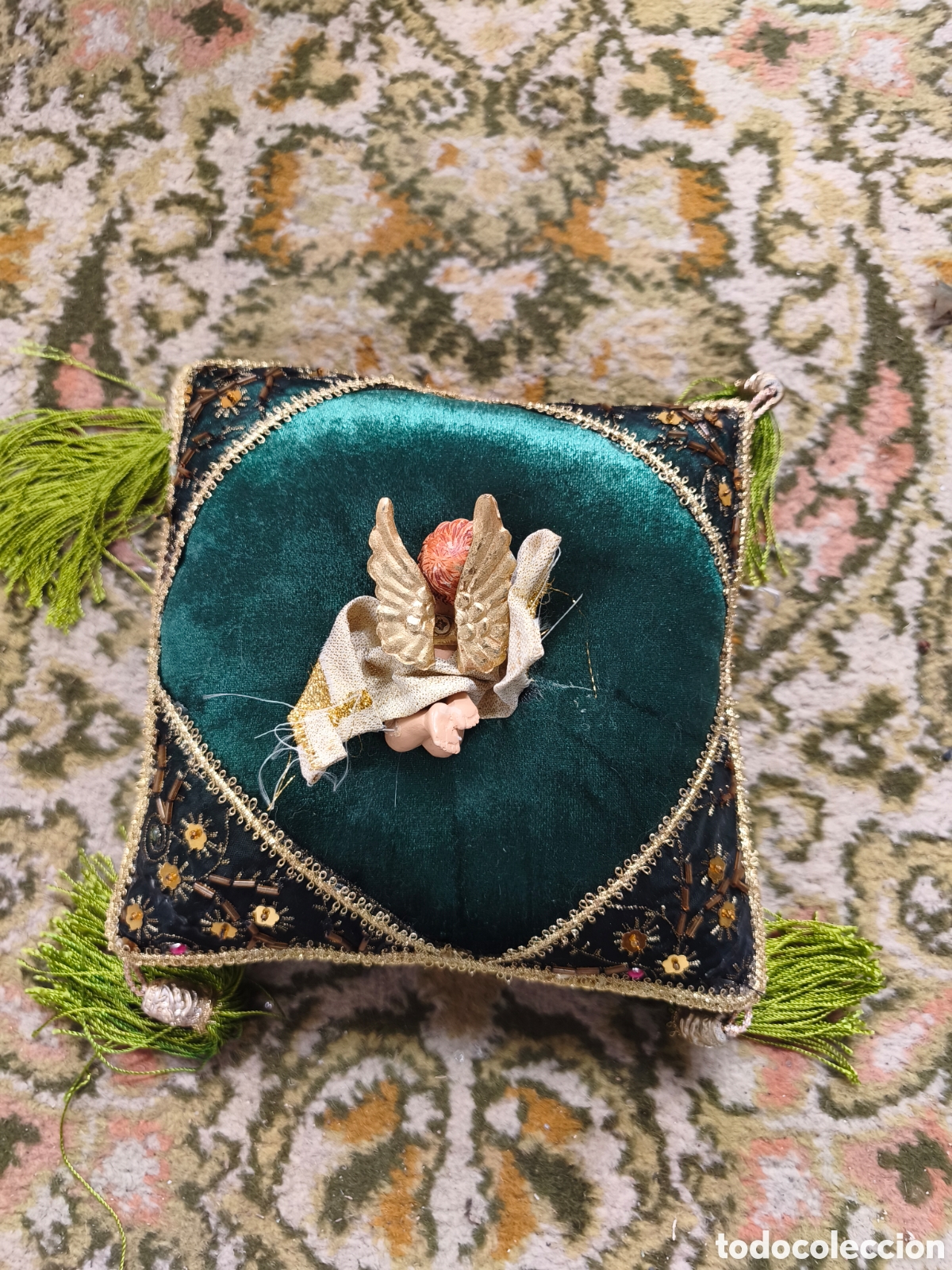 Antig&uuml;edades: Figura de &aacute;ngel querub&iacute;n vintage sobre coj&iacute;n de terciopelo verde