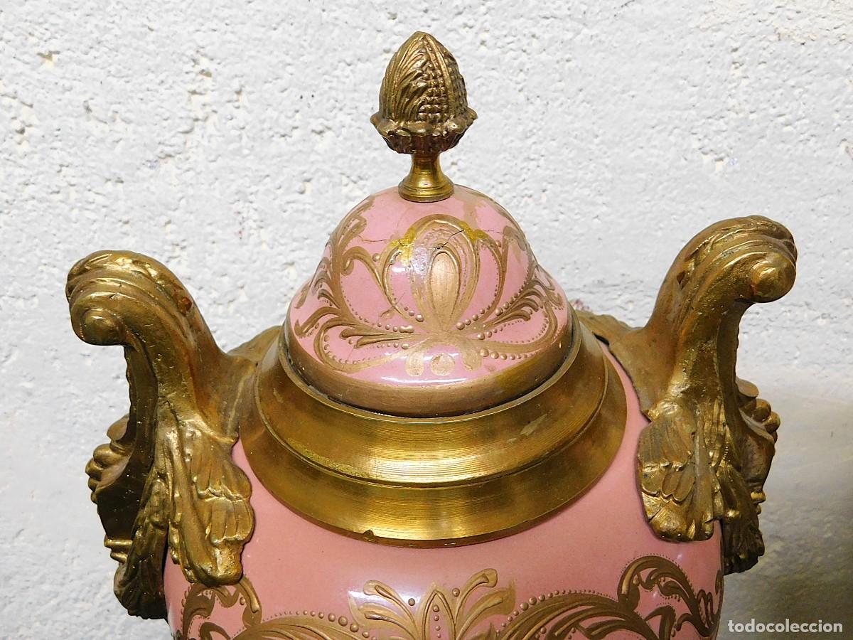Antig&uuml;edades: PAREJA DE JARRONES DE PORCELANA Y BRONCE - Foto 3