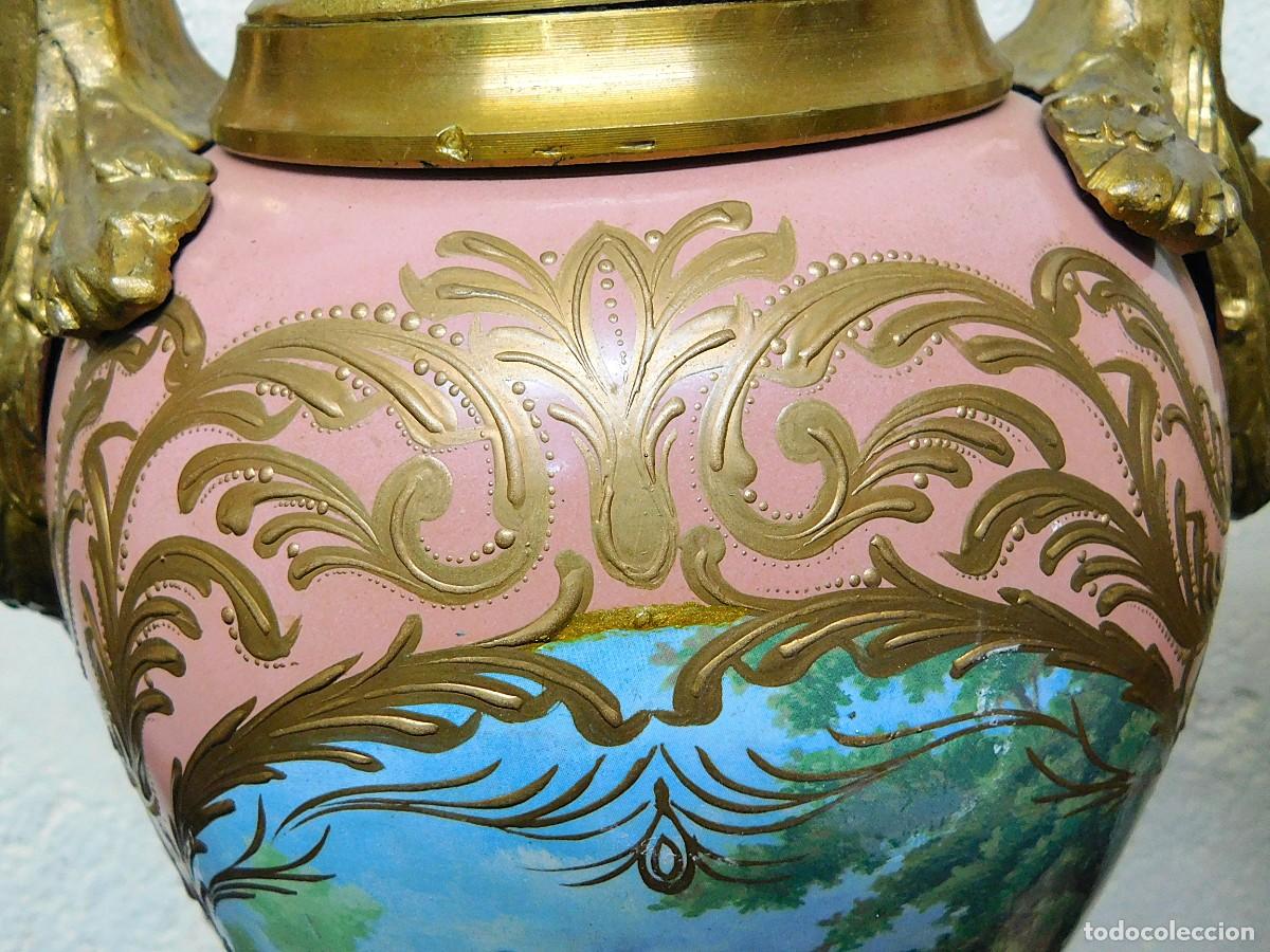 Antig&uuml;edades: PAREJA DE JARRONES DE PORCELANA Y BRONCE - Foto 4