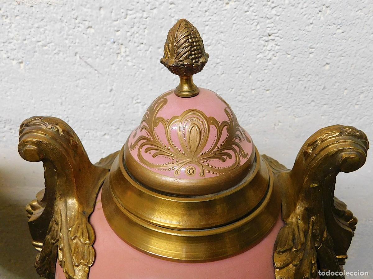 Antig&uuml;edades: PAREJA DE JARRONES DE PORCELANA Y BRONCE - Foto 9