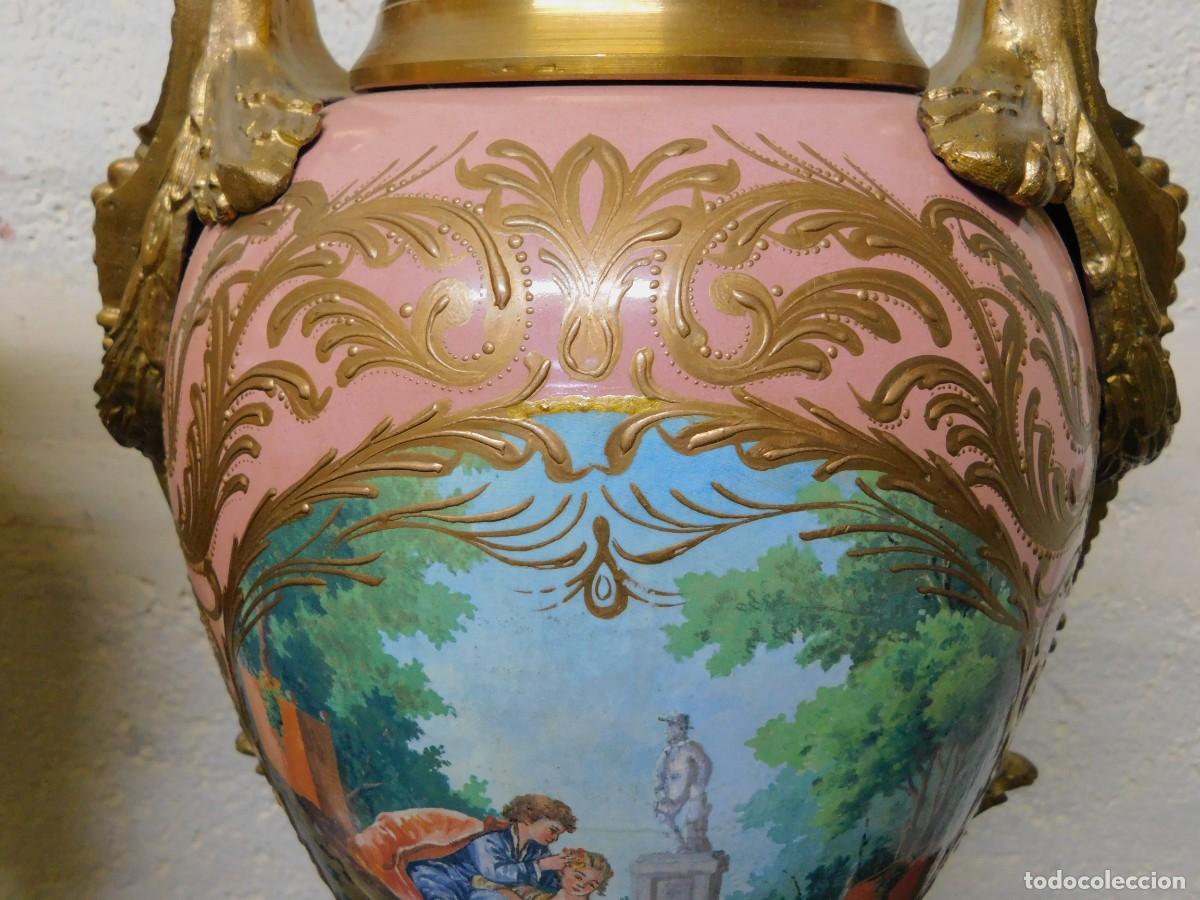 Antig&uuml;edades: PAREJA DE JARRONES DE PORCELANA Y BRONCE - Foto 10