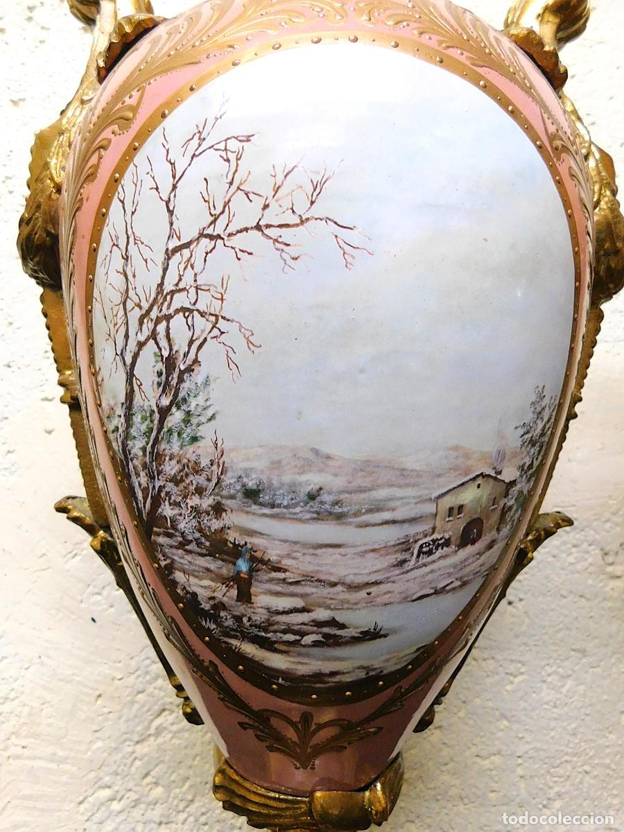 Antig&uuml;edades: PAREJA DE JARRONES DE PORCELANA Y BRONCE - Foto 14