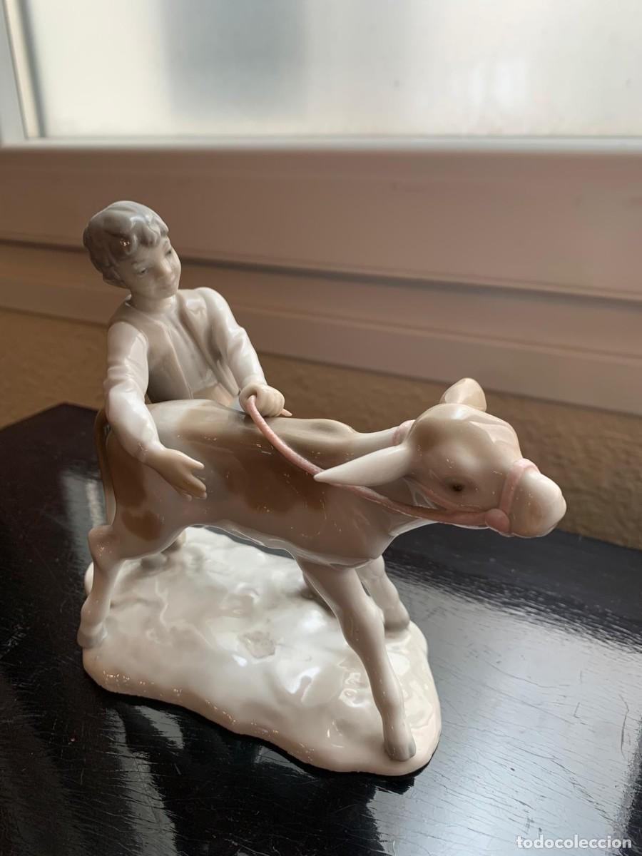 Antig&uuml;edades: Figura Lladr&oacute; ni&ntilde;o y ternero porcelana