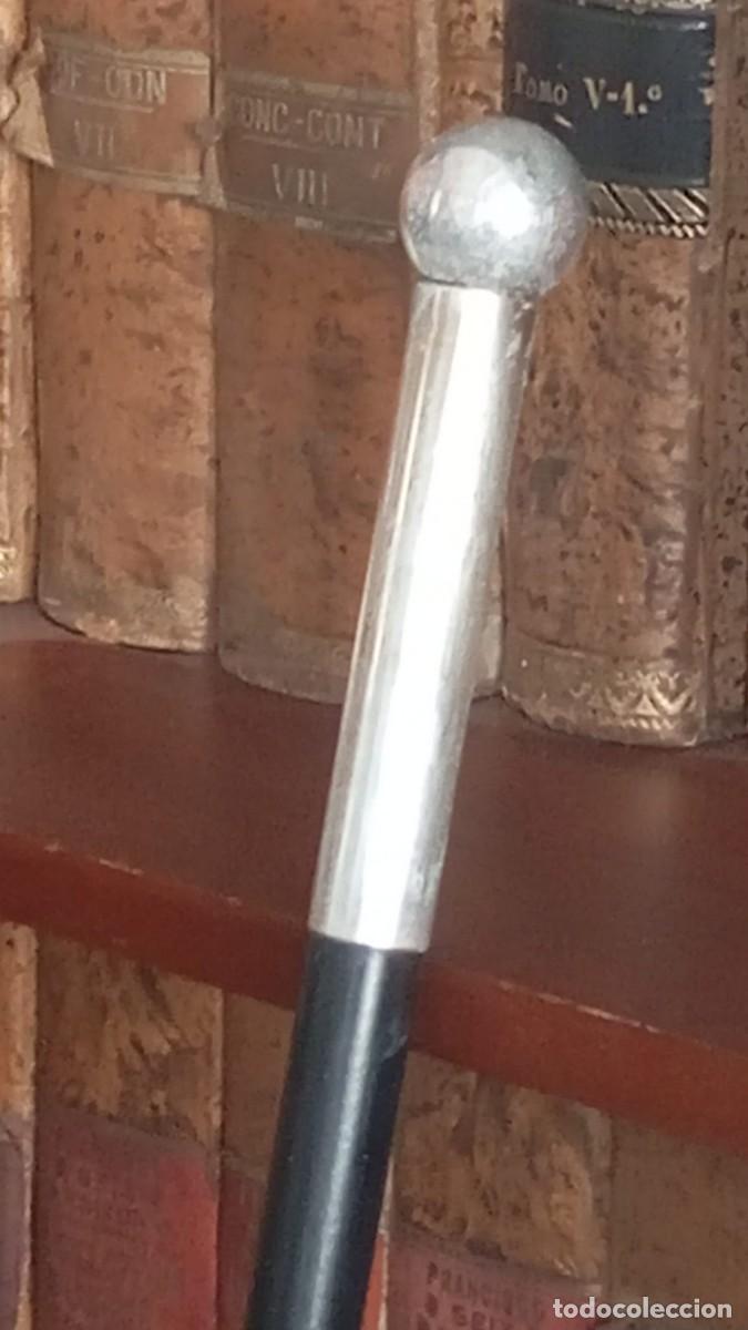 Antig&uuml;edades: Bast&oacute;n de mando de estilo cl&aacute;sico con un mango de bola met&aacute;lica de plata.