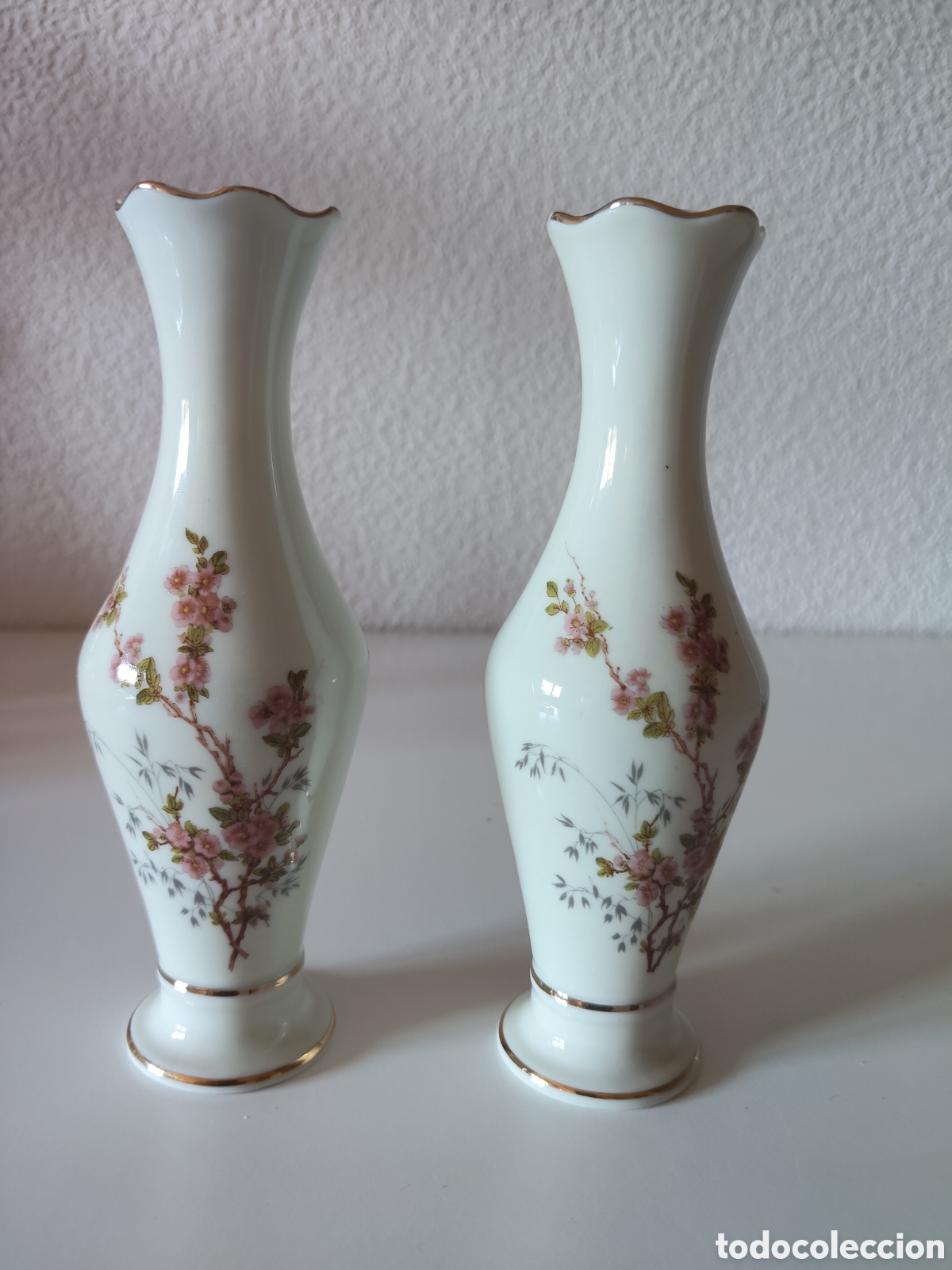 Oggetti Antichi: Pareja de jarrones floreros blancos con motivos florales , janbo , made in Spain